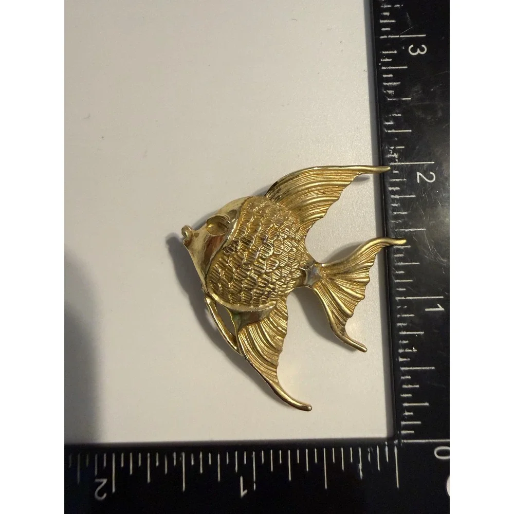 Vintage Gold Tone Angel Fish Brooch Textured Tropical Sea Life‎ Nautical Pin
